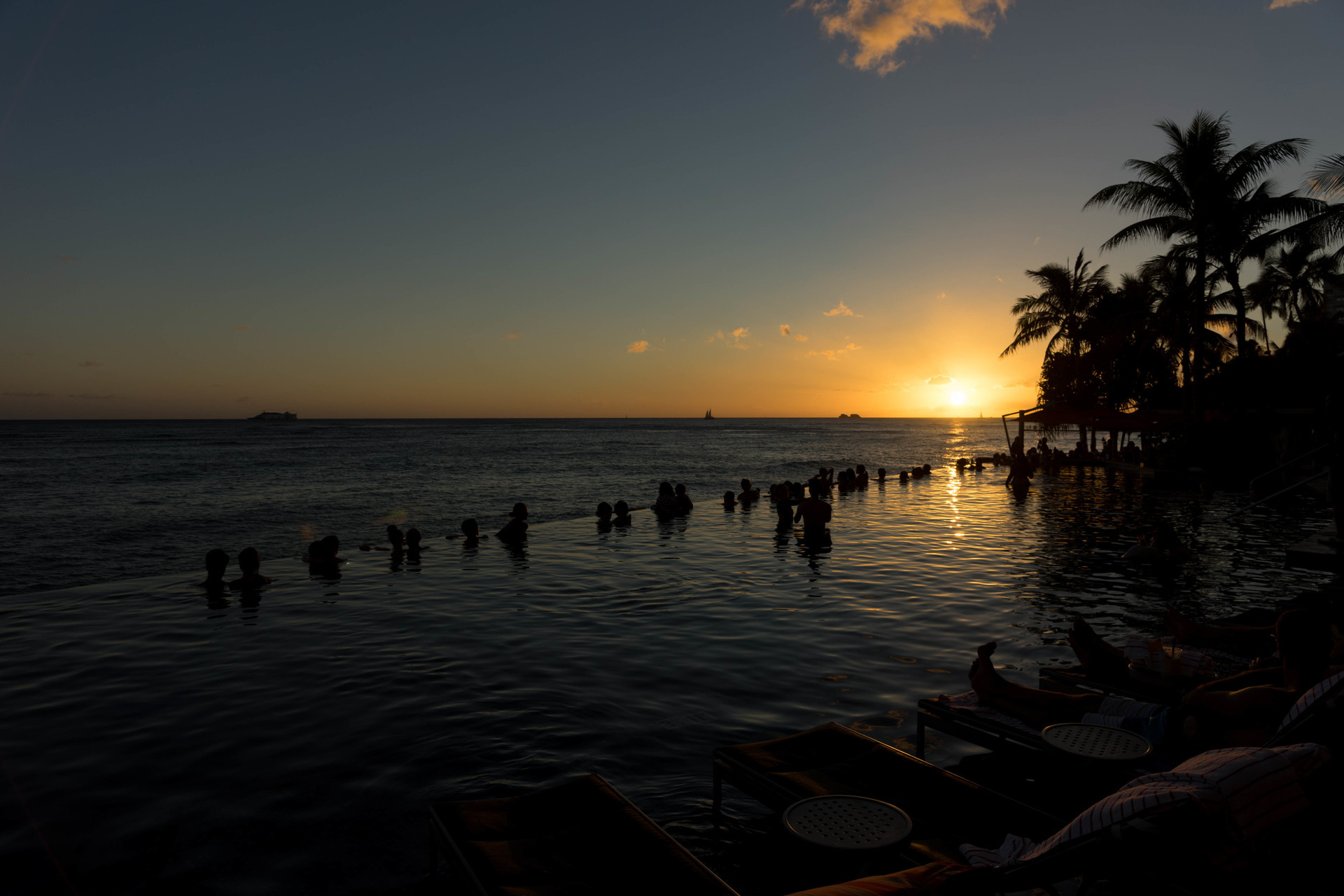 ハワイ オアフ島の夕景 シェラトンのインフィニティ エッジ プール ブログ