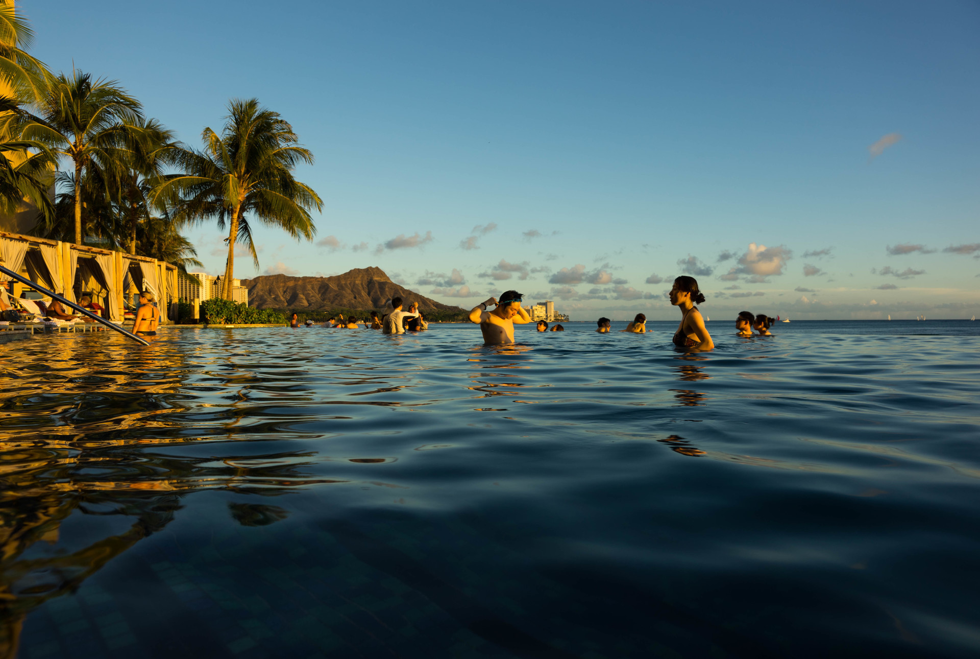 ハワイ オアフ島の夕景 シェラトンのインフィニティ エッジ プール ブログ